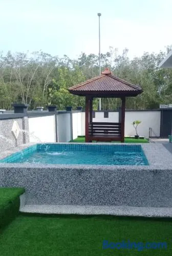 Jauzara Homestay Berkolam Renang - Image 1