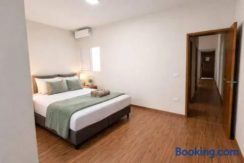 Apê no Centro com Ar, Suíte e Cozinha Completa - Image 1