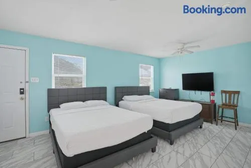 Beachside 1BR Studio Sleeps 4 & Near North Beach - Image 1