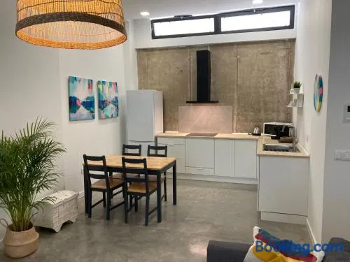 Acogedor apartamento en semisótano con patio y cerca de la Plaza de España - Image 1