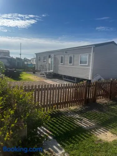 166 unity beach central location sleeps 8 pet friendly caravan - Image 1