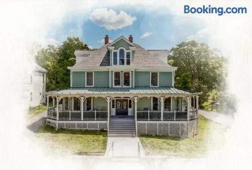 The Grand Castalian Inn Bed and Breakfast - Image 1