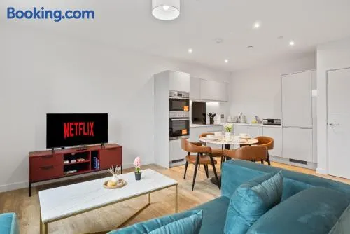 Modern 2 Bed Riverside with Parking and Wi-Fi Near Heathrow - Image 1