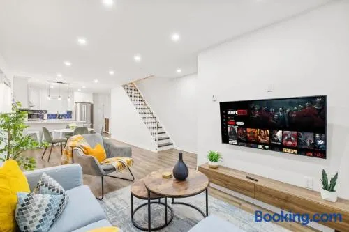 Stylish 3BR Urban Retreat near Christie sleeps 6 TO - Image 1
