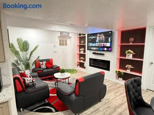 Spacious-3BR 3BA 10 min to DIA Private Entry - Image 1