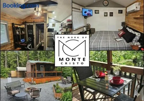 Granite Falls Tiny House off Mtn Loop, EV, AC, Grill and Pond - Image 1