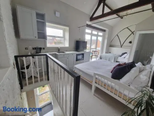 Spacious apartments sleeps 6 15min to Milton Keynes - Image 1