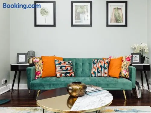 Beautiful apartment in Guildford with parking - Image 1