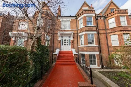 Victorian Beauty with Private Toilet and Shower Near Tube Station - Image 1