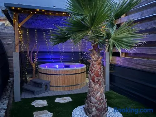 A l ombre des pods Chardonnay et spa - Image 1
