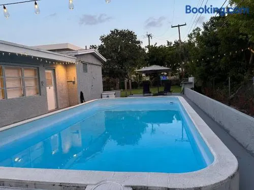Modern Pool Home, 10 Guests, Perfect for Groups - Image 1