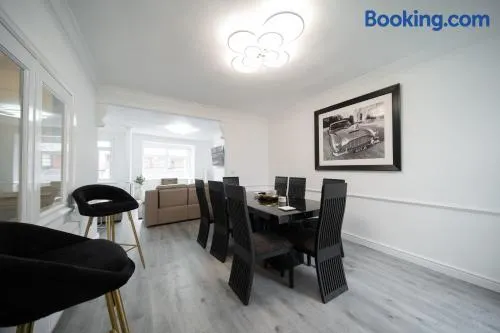 Spacious Duplex Apartment - Perfectly Situated in the Heart of the City - Image 1