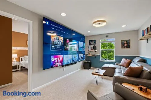 Large Home, Fenced In Back Yard, Cathedral Ceiling - Image 1