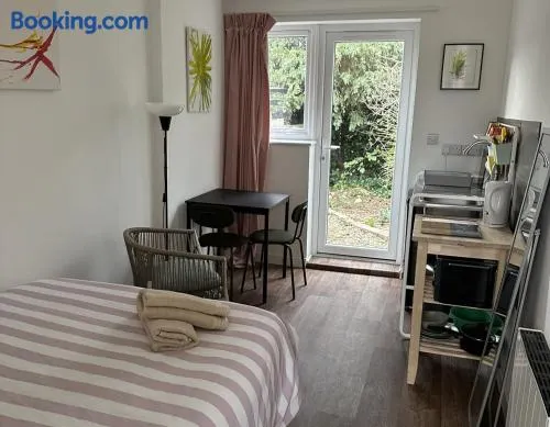 Garden Studio 1 with Parking in North Bristol - Image 1