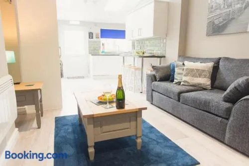 LYNNTON HOUSE Stunning 6 bed Town Centre House ALL with En-Suites Prime Location Tamworth - Image 1