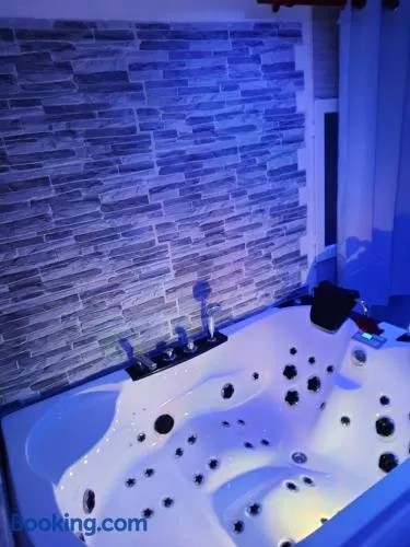 Chambre meublée indépendante, jacuzzi dans la chambre à 60110 Amblainville près de Paris - Image 1