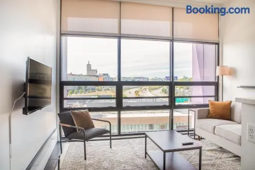 Modern Studio Apt with Rooftop, Gym, and Parking - Image 1