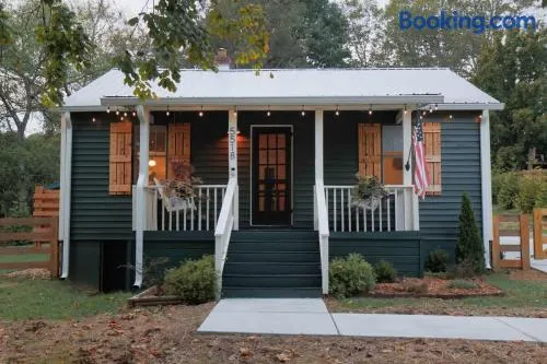 Leipers Fork Village Bungalow with Hot Tub & Firepit - Image 1