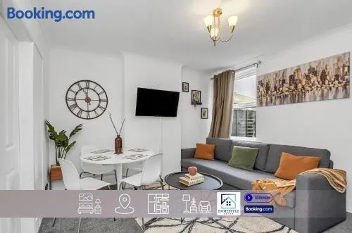 Wherstead Rd House By Homestyles Hosts Short Lets & Serviced Accommodation Suffolk With Free Parking - Image 1