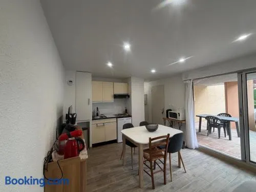 joli T2 proche du centre, en rez-de-chaussée pour 4 à 5 personnes, terrasse, Wi-Fi, parking - Image 1