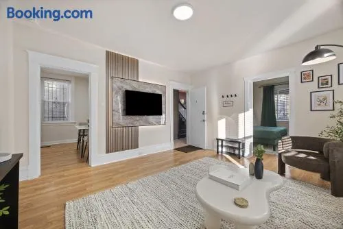 Squirrel Hill Chic Spacious 1BR Parking Gym - Image 1