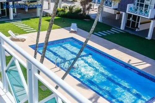 Apto a 70 metros da praia, Piscina, 03 Ar Condicionados, Vaga de Garagem - Image 1