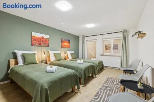 Moderne, vollausgestattete 3 BR-Wohnung zentrumnah - Image 1