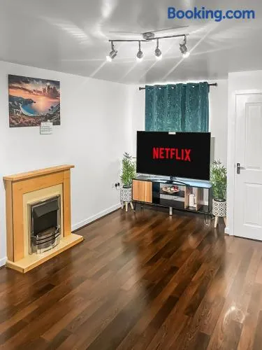 New Manchester City Getaway House with 2 FREE Parking - Image 1