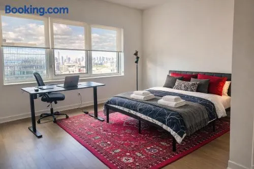Elegant Long Island City Studio with Skyline Views - Image 1