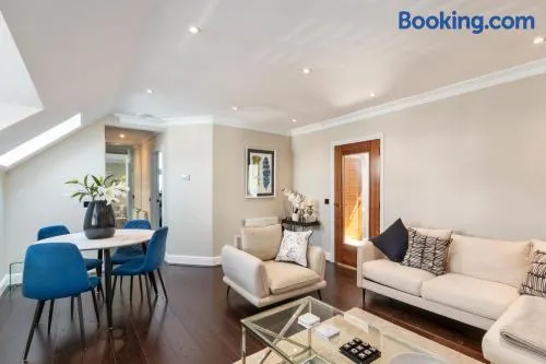 Weybridge - 2 Bed - parking - Image 1
