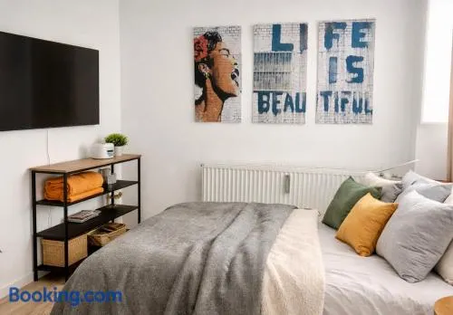 Ü Villa Single Tiny Room Küche Dusche Smart TV - Image 1