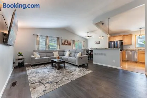 Perfect Getaway 3BR 3BA Home Close to Parks and Shopping - Image 1