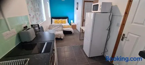 Sheridan House - Self contain flats Long or Short Stay Special Rate Available - Image 1