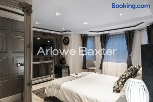 Hackney Suites - En-suite rooms & amenities - Image 1