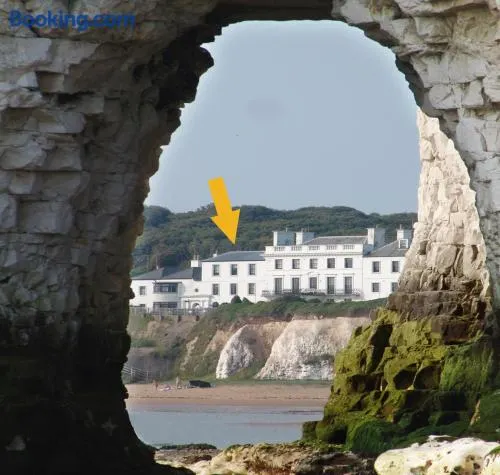 Broadstairs Beach Holiday Apartments, opposite Kingsgate Bay with a parking space - Image 1