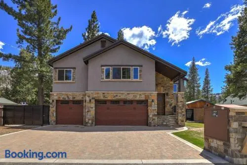 Navahoe Nest - Large Luxury Home w Hot Tub - Image 1