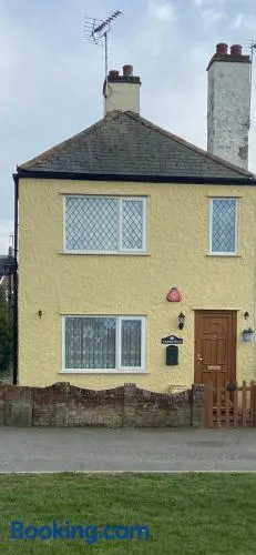 Cosy Cottage Great Bentley near station and shops - Image 1