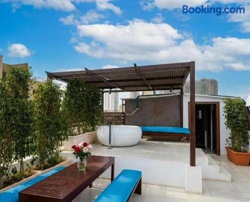 Downtown Private Studio | Rooftop Jacuzzi & Views - Image 1