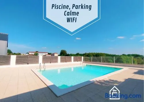 La Baignade de Montaigu, piscine et garage couvert - Image 1