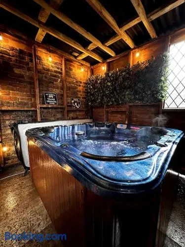 Modern and spacious house with Hot Tub - Image 1