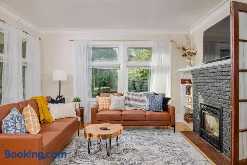 Family Downtown Mansion - Sleeps 13 - Image 1