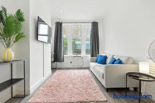 Croydon Retreat Free Parking & Sofa Bed - Image 1