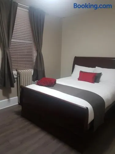 1-Bedroom Cozy Suite #23 by Amazing Property Rentals - Image 1