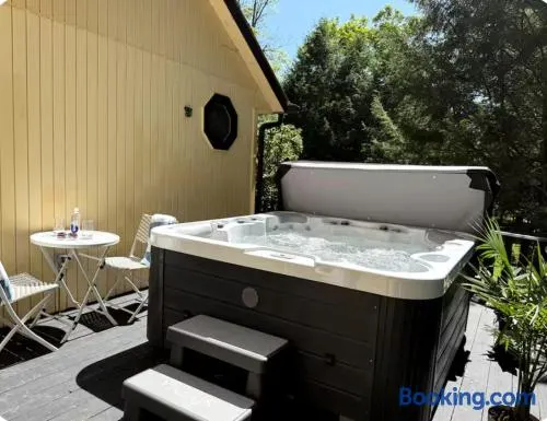 Bethel Escape Hot Tub 4 beds Game Room and Fire pit Fully Stocked Kitchen - Image 1