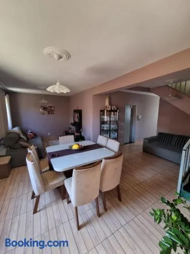 Quarto confortável com banheiro privativo em aconchegante residência - Image 1