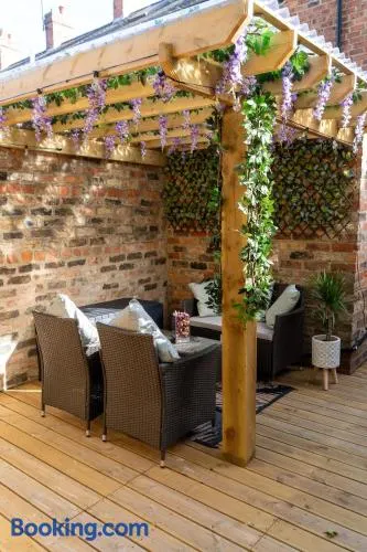 Garden Gazebo, Free Parking & 20 minutes walk to City - Image 1