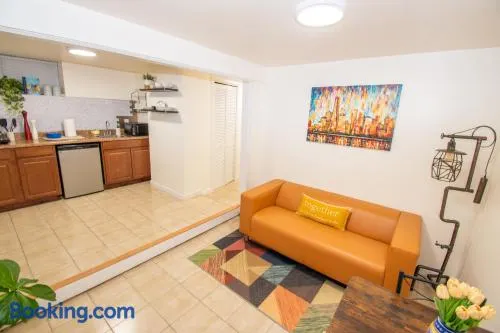 Cozy 1 Bedroom Apt - Minutes to NYC - 15 Min to MetLife Stadium FIFA - Image 1