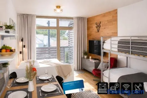 ENJOYHARRACHOV - Atraktivní slunné studio Čertovka v centru s balkonem, garážovým parkováním, Wifi-WLAN, Ipad, SAT, herní konzolí, Netflix zdarma a nejkrásnějším výhledem na Čertovu horu s areálem skokanských můstků a sjezdovku jen 150m od lanovky - Image 1
