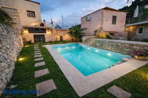 Villa apta para familias con terraza, barbacoa y piscina | Vistas a la montaña | Acepta mascotas - Image 1