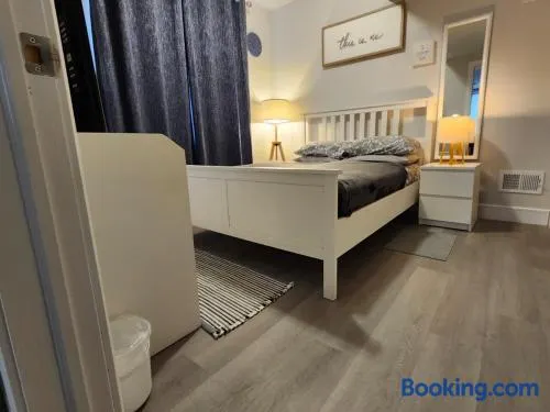Comfy, cozy, stylish and affordable - free parking - Image 1